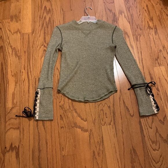 Free People Sz Medium mountaineer cuff T-shirt w/lace up/down sleeve option. - Picture 1 of 10
